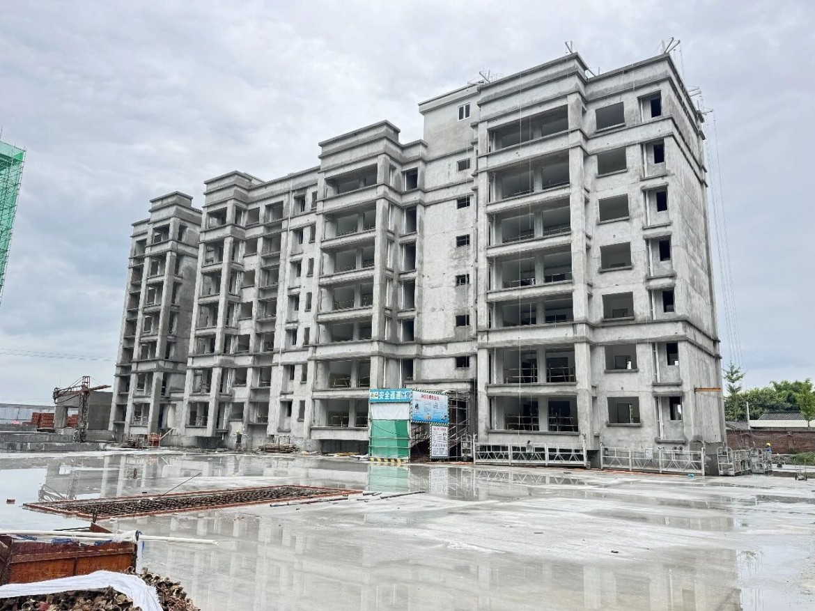 【项目建设】绵竹市2023年危旧房棚户区安置房建设项目（三期）顺利封顶 安居蓝图加速兑现
