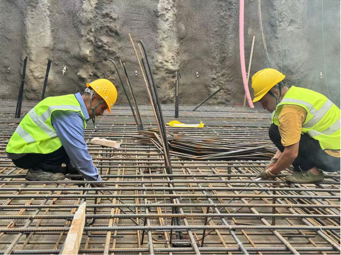为持续夯实区域生态治理根基、补齐园区污水处理短板，由金申建筑自投自建的绵竹新材料化工园区污水处理厂改扩建项目正高标准高效率加速落地建设。