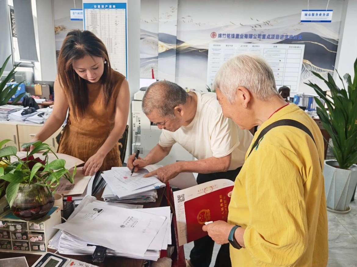 作为“5·12”汶川特大地震灾后重建重点民生工程之一，汉旺镇香山花园E区由金申集团于2012年全面建成，120套崭新住房为受灾群众托起了安居梦想。然而，受历史遗留问题影响，不动产权证的办理几经波折，成了不少住户心中久未落地的牵挂。