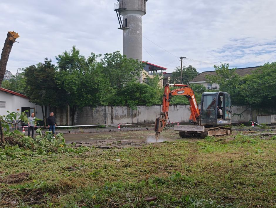 为适配驾培行业新国标标准，优化训练场地条件、提升办学硬件水平，近日，金申驾校正式启动场地升级改造工作，以标准化建设夯实办学基础。