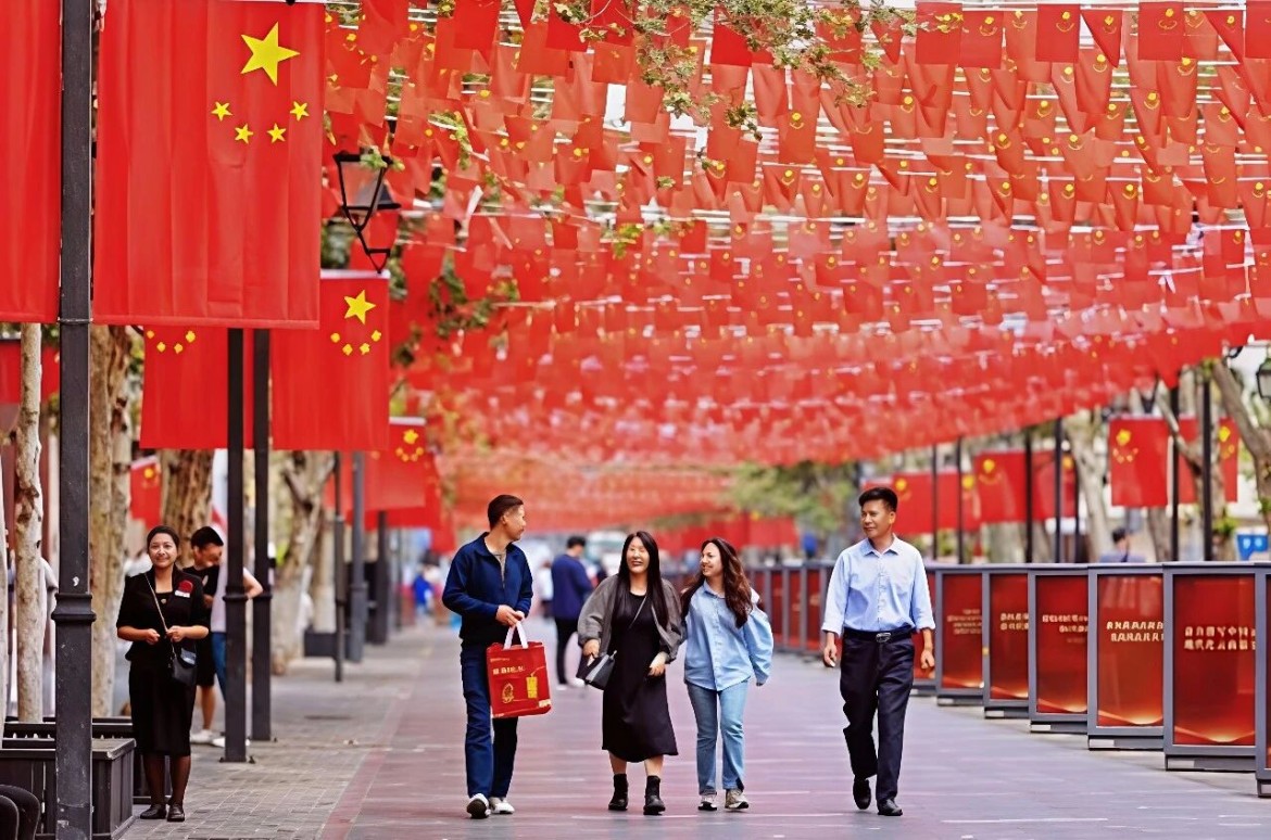 一场洋溢国庆氛围、充满国风童趣的文旅盛宴于10月1日至4日在年画村、年俗村浪漫开启，沉浸式国风场景、特色民俗体验、氛围感满满打卡点齐聚一堂，让你告别平淡假期！