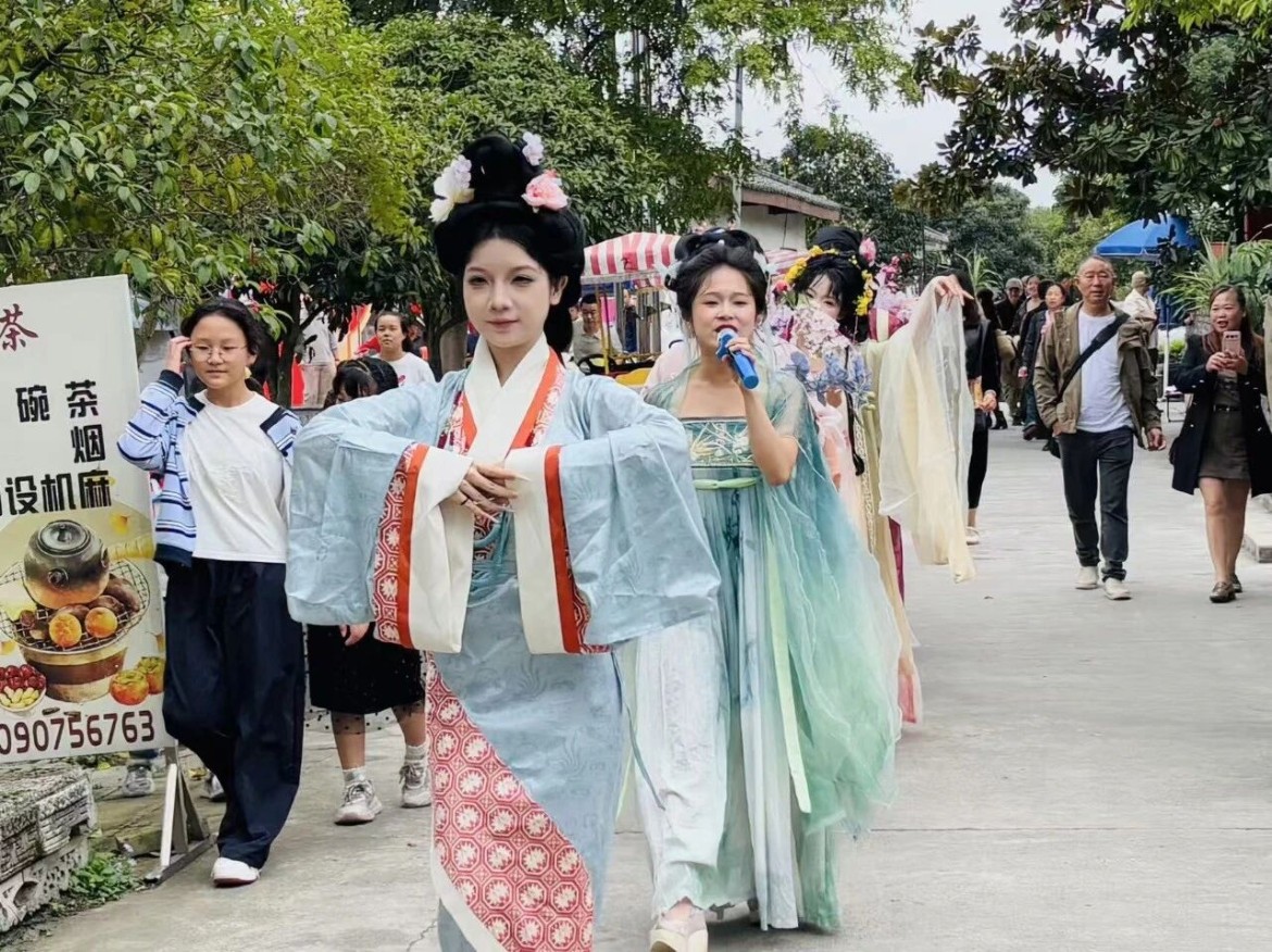 随着游园闯关的欢声渐停、漫天泡泡消散，“花神入画・趣游年画”“泡泡奇遇・趣游年俗”2026绵竹孝德镇国庆主题活动在年画村、年俗村圆满收官。本次活动为期4天，累计吸引超五万人次现场体验。活动将年画非遗融入游园场景，游客沉浸式感受绵竹民俗韵味。